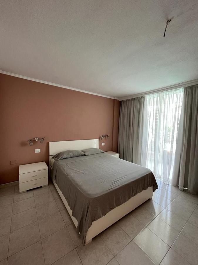 Cozy Apartment Near The Beach Playa de las Américas Kültér fotó